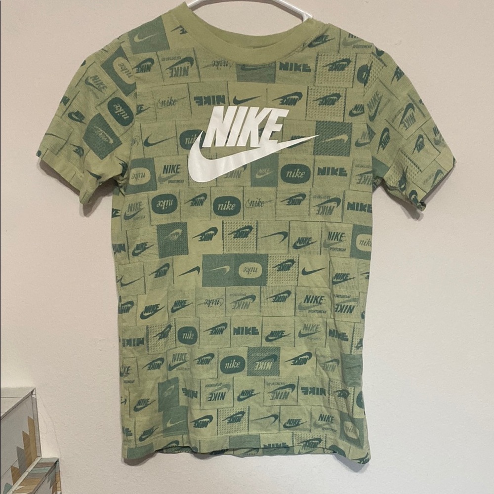 Nike Green Graphic T-Shirt Kids size L